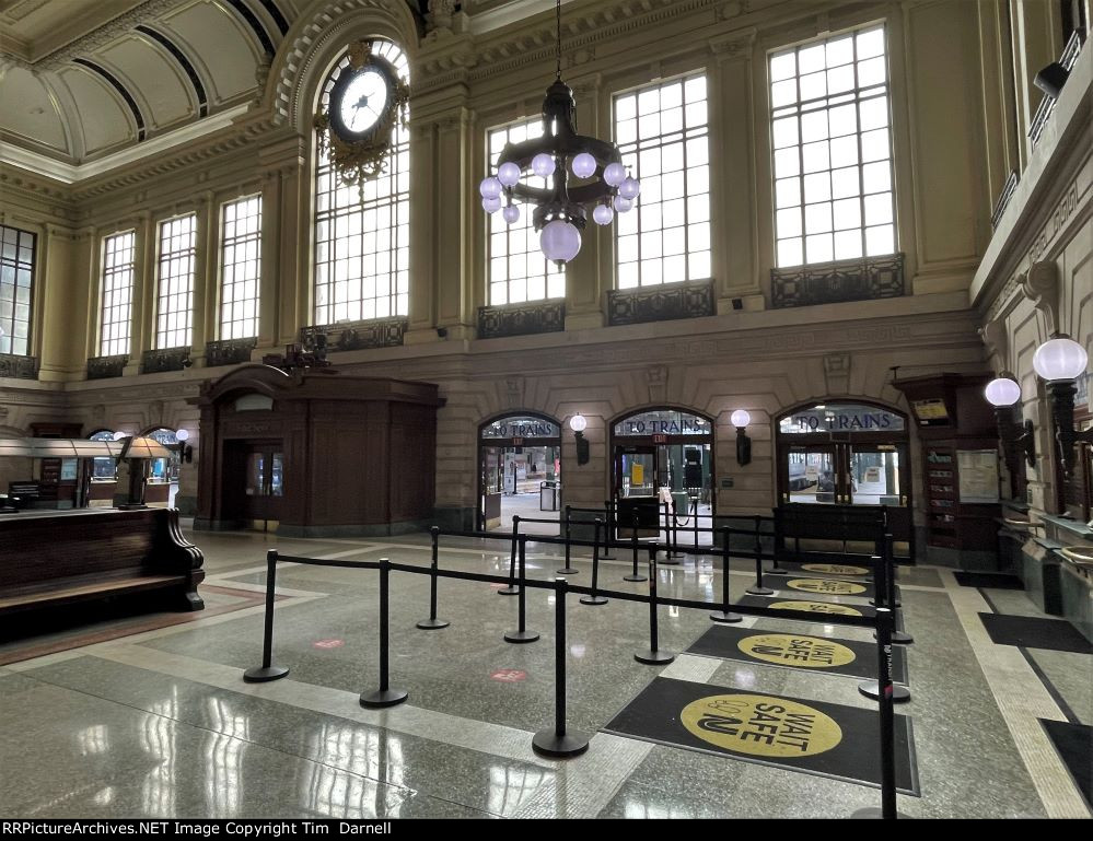 Hoboken waiting room facing west to tracks